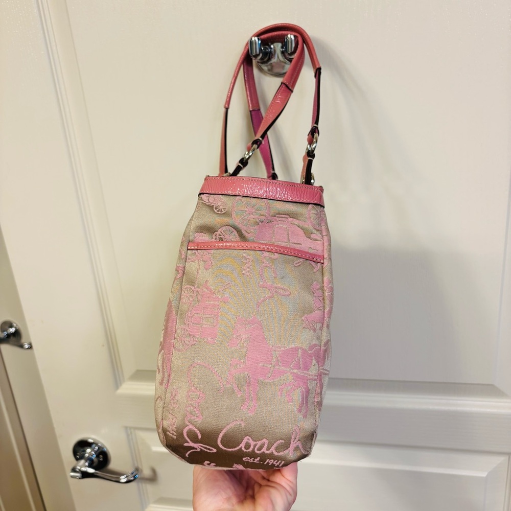Coach signature Gallery East West Horse & Carriage  in pink F15144 - Picture 4 of 16
